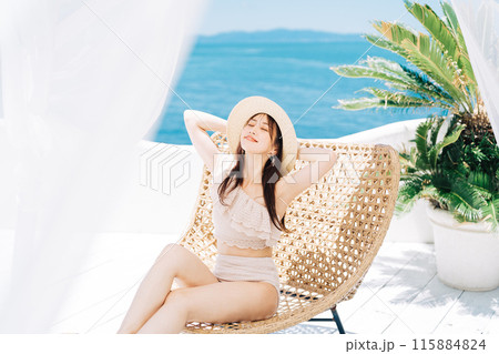 南国のリゾート地でバカンスを楽しむ若い女性 115884824