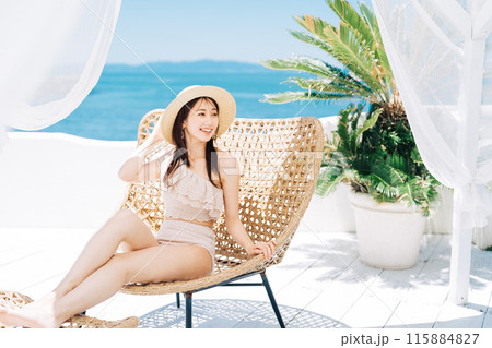 南国のリゾート地でバカンスを楽しむ若い女性 115884827