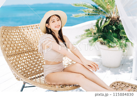 南国のリゾート地でバカンスを楽しむ若い女性 南国のリゾート地でバカンスを楽しむ若い女性 115884830