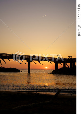 夕日に染まる弁天島 115885130