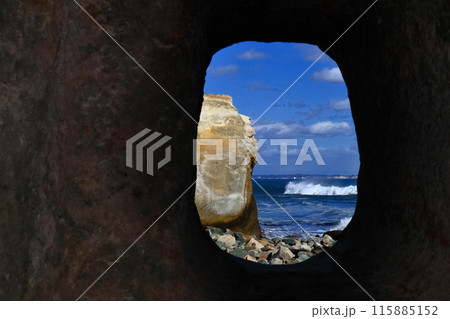 ロマンチック茨城(「海食洞」波の力でできた穴より、大平洋を覗き見る。)高萩市、高戸小浜海岸 ロマンチック茨城(「海食洞」波の力でできた穴より、大平洋を覗き見る。)高萩市、高戸小浜海岸 115885152