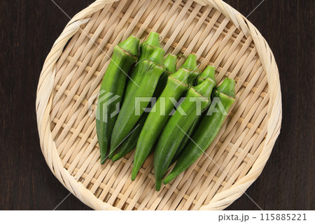 ざるの上に乗せたオクラ 115885221