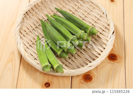ざるの上に乗せたオクラ 115885226
