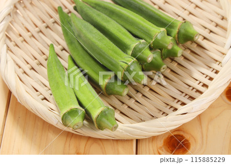 ざるの上に乗せたオクラ ざるの上に乗せたオクラ 115885229