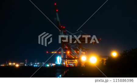 夜の港のガントリークレーン 115886396