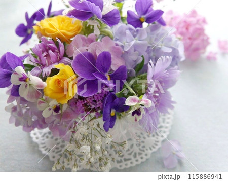 青のパンジーとアジサイ 115886941