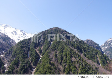 5月上旬の立山黒部アルペンルート 黒部ダムから望む丸山 5月上旬の立山黒部アルペンルート 黒部ダムから望む丸山 115887085