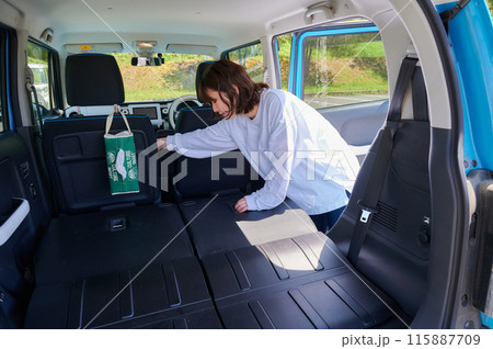 車の後部座席を倒す女性 レジャー 旅行 車の後部座席を倒す女性 レジャー 旅行 115887709