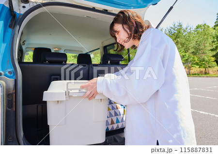 車に荷物を積み込む女性 レジャー キャンプ 車に荷物を積み込む女性 レジャー キャンプ 115887831