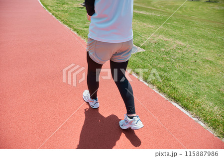 公園で運動する女性　スポーツウェア　健康 115887986