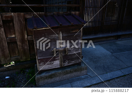 街並みに溶け込む木製の消火器格納箱 115888217