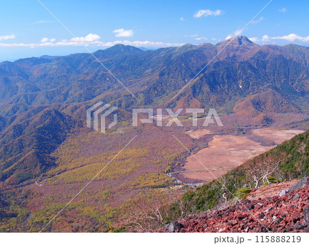日光男体山から望む秋の戦場ヶ原と日光白根山 日光男体山から望む秋の戦場ヶ原と日光白根山 115888219