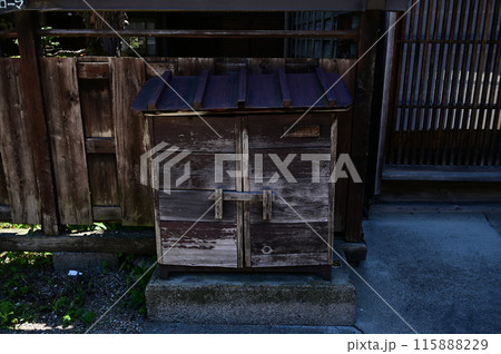 街並みに溶け込む木製の消火器格納箱 115888229