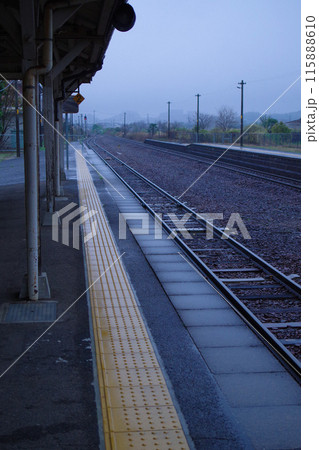 雨の日のホーム 115888610