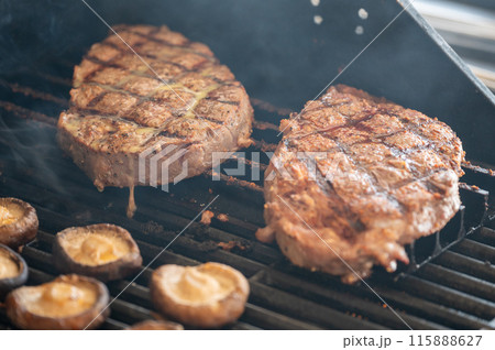 バーベキューで焼いた牛肉 115888627