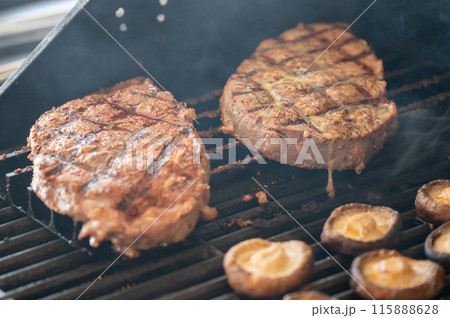バーベキューで焼いた牛肉 バーベキューで焼いた牛肉 115888628