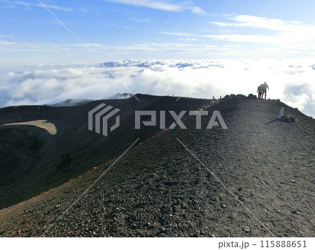 岩手山外輪山を登る登山客 岩手山外輪山を登る登山客 115888651