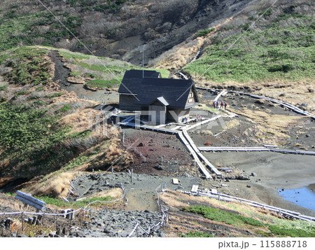 大きな山小屋を望む 大きな山小屋を望む 115888718
