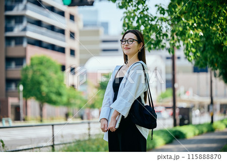 パソコンを持って歩く若い女性 パソコンを持って歩く若い女性 115888870