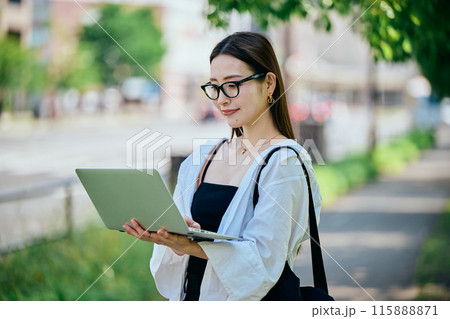 パソコンを操作する若い女性 パソコンを操作する若い女性 115888871