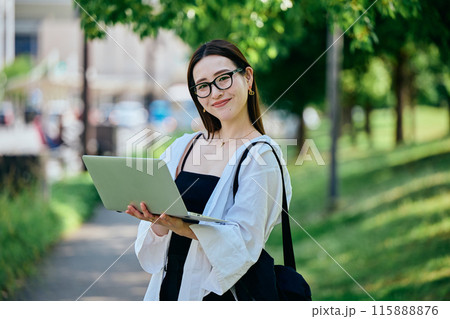 パソコンを操作する若い女性 パソコンを操作する若い女性 115888876