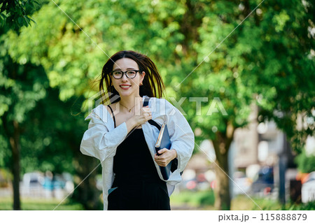 街を走る若い女性 街を走る若い女性 115888879
