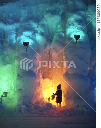 北海道支笏湖の氷濤まつりと子どもと 北海道支笏湖の氷濤まつりと子どもと 115889030