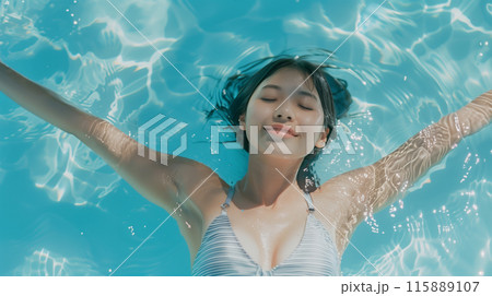 プールでリラックスする日本人女性 115889107