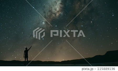 星空に手を伸ばすシルエットと天の川 115889136