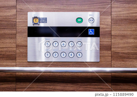 車いす用 エレベーターのボタンと非常用ボタン 車いす用 エレベーターのボタンと非常用ボタン 115889490