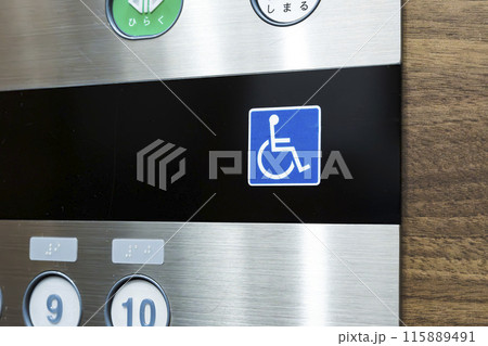 エレベーターの車いす用のボタンとマーク 115889491