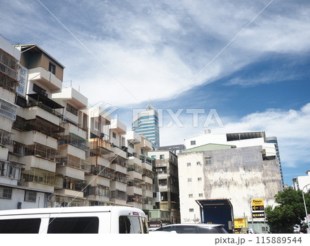 夏空広がる台灣、高雄市の街並、古い住宅と新しい高層ビルのコントラスト、 115889544