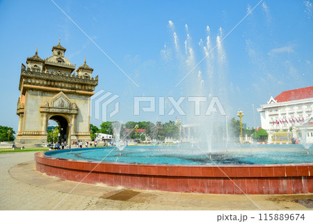 ラオスの首都ヴィエンチャンにあるパトゥーサイの美しい風景 115889674