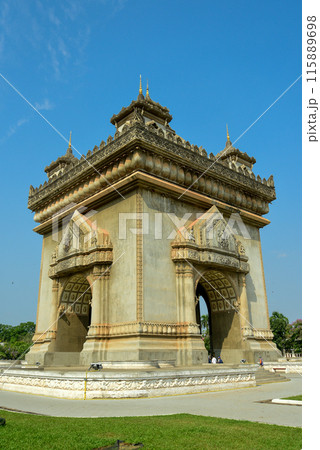 ラオスの首都ヴィエンチャンにあるパトゥーサイの美しい風景 115889698