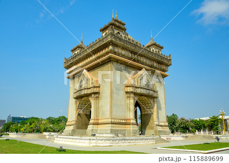ラオスの首都ヴィエンチャンにあるパトゥーサイの美しい風景 115889699