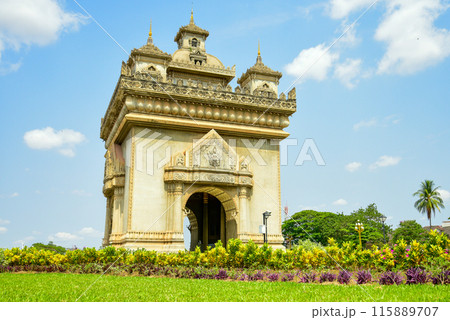 ラオスの首都ヴィエンチャンにあるパトゥーサイの美しい風景 115889707