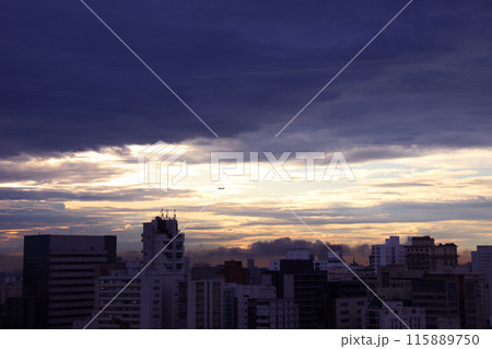 サンパウロ市の夕景とビル ブラジル サンパウロ市の夕景とビル ブラジル 115889750
