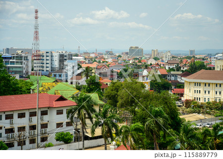 ラオスの首都ヴィエンチャンにあるパトゥーサイの屋上から眺める美しい街並み風景 115889779