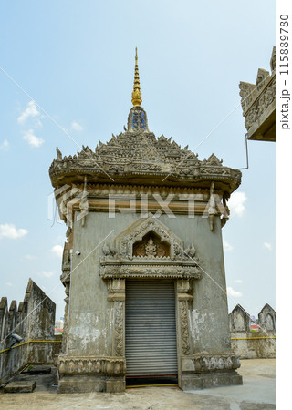 ラオスの首都ヴィエンチャンにあるパトゥーサイの屋上から眺める美しい街並み風景 115889780