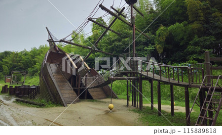 雨の日の公園の遊具 雨の日の公園の遊具 115889818