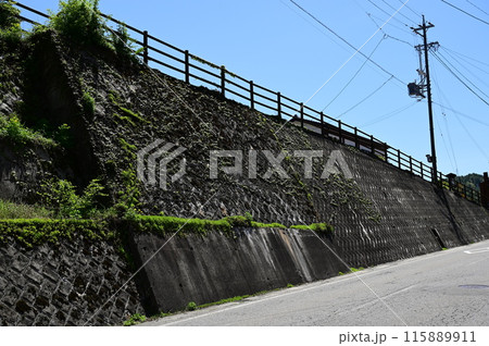 道路沿いにある擁壁（ようへき） 115889911