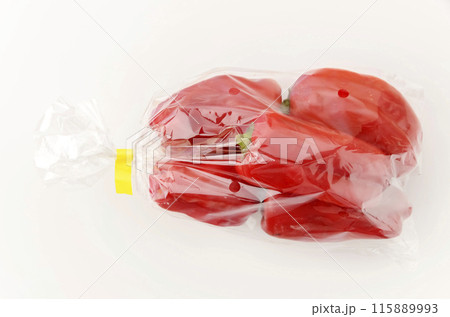 透明袋に入った赤ピーマン 透明袋に入った赤ピーマン 115889993