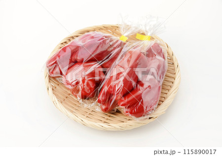 透明袋に入った赤ピーマン 透明袋に入った赤ピーマン 115890017