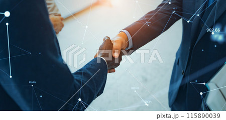 握手する多国籍ビジネスパーソンとネットワーク 115890039