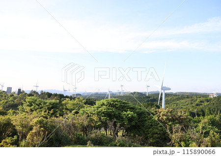風力発電のある風景 115890066