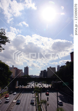 サンパウロの市街風景と太陽と青空　ブラジル 115890070