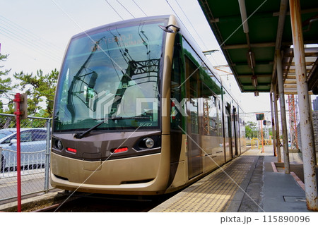 浜寺駅前停留場に停車中の堺トラム（茶ちゃ）／阪堺電気軌道（大阪府堺市西区） 115890096