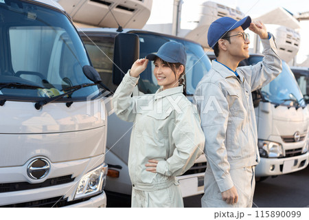 男女2人のトラックドライバー 男女2人のトラックドライバー 115890099