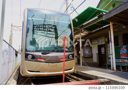 浜寺駅前停留場に停車中の堺トラム(茶ちゃ)/阪堺電気軌道(大阪府堺市西区) 浜寺駅前停留場に停車中の堺トラム(茶ちゃ)/阪堺電気軌道(大阪府堺市西区) 115890100