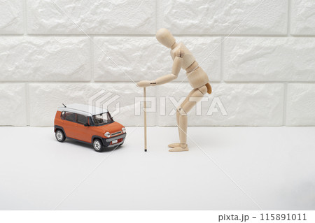 高齢ドライバーと軽自動車のイメージ 高齢ドライバーと軽自動車のイメージ 115891011
